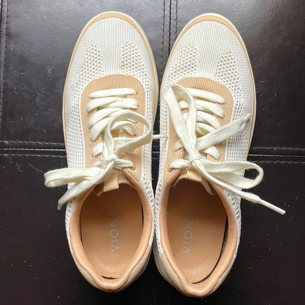 Vionic women’s white sneakers